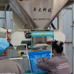 有機肥包裝機調試現場