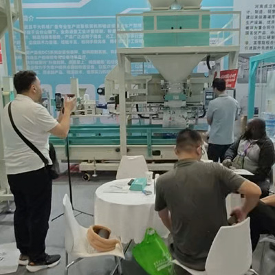 M型袋子包裝機(jī)參展現(xiàn)場(chǎng)